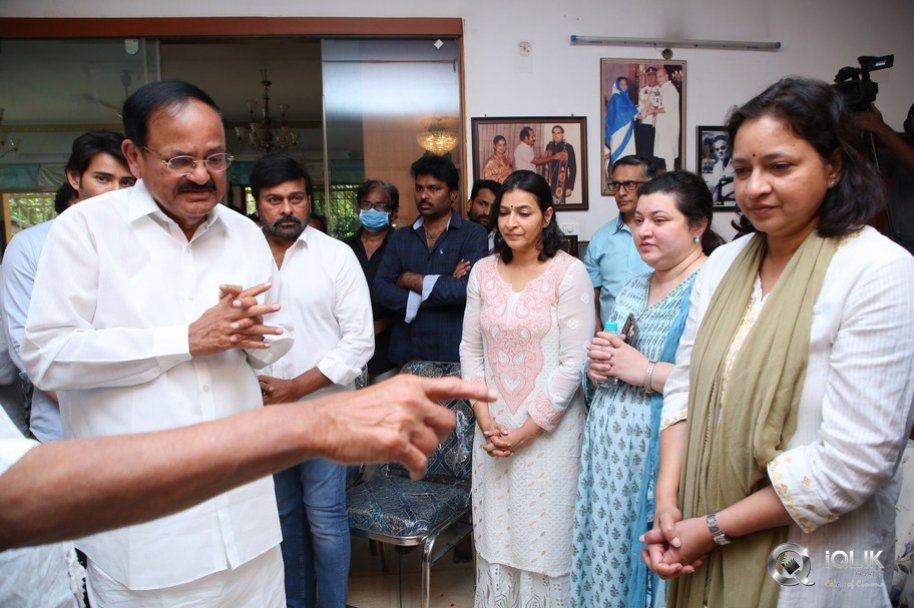 Celebrities-pay-homage-to-superstar-Krishna